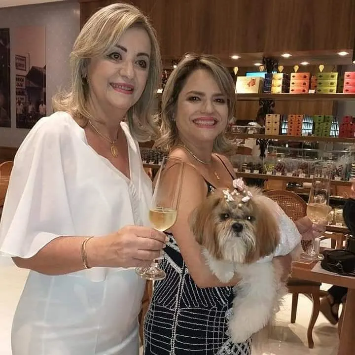 Imagem ilustrativa da imagem Cadelinha é tratada como filha e vira dama de honra em casamento