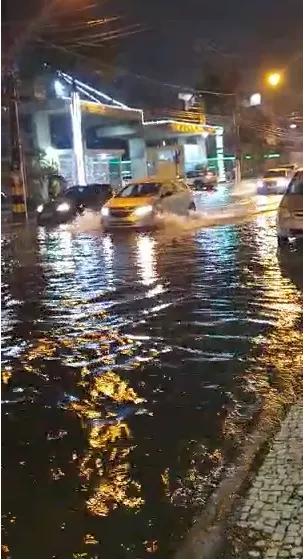 Imagem ilustrativa da imagem Chuva forte durante a madrugada deixa ruas alagadas