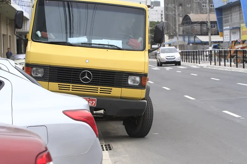 Imagem ilustrativa da imagem Motoristas ignoram lei e estacionam na Leitão da Silva