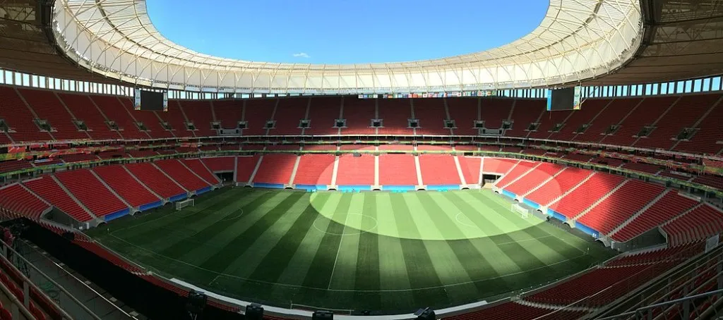 Imagem ilustrativa da imagem Futebol volta no DF em estádio com 147 pacientes internados pelo coronavírus
