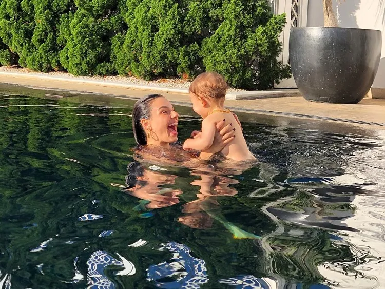 Imagem ilustrativa da imagem Isis Valverde faz desabafo sobre ser mãe com 'agenda atribulada'