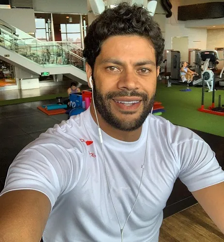 Imagem ilustrativa da imagem Hulk assiste jogo do Palmeiras no Allianz ao lado da namorada e dos filhos