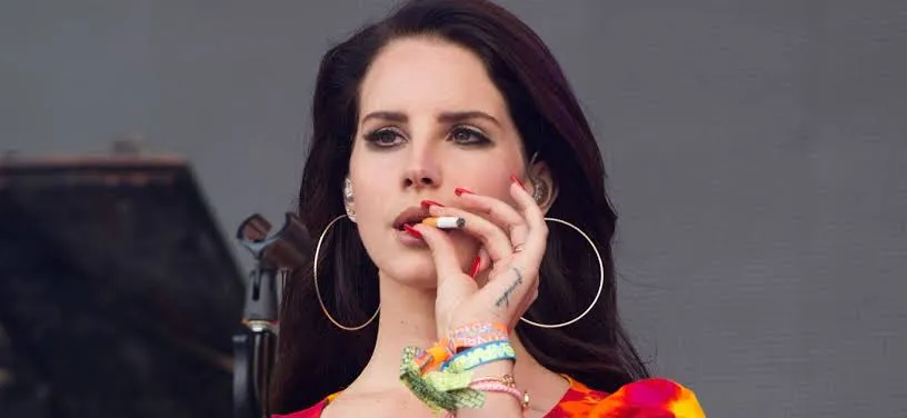Imagem ilustrativa da imagem Lana Del Rey em clipe triplo de “Norman Fucking...”, “Bartender” e “Happiness...”