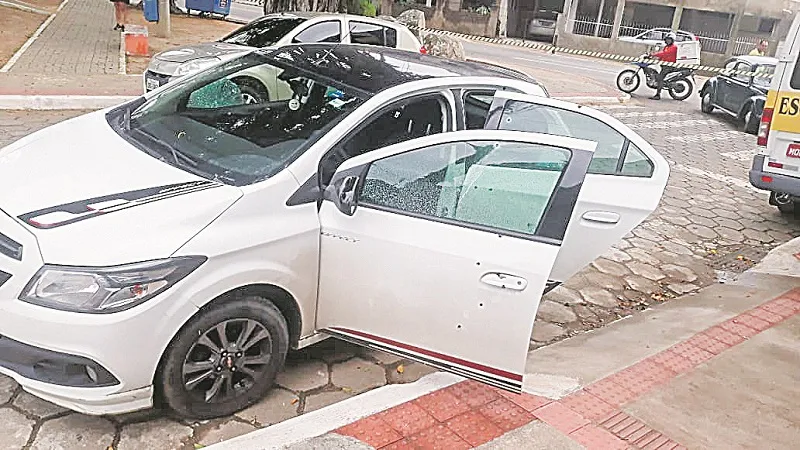 Imagem ilustrativa da imagem Policial reage a assalto e dá 5 tiros em ladrão de carro