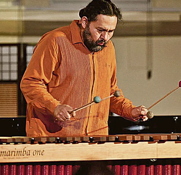 Imagem ilustrativa da imagem Músico mexicano em concerto com marimba
