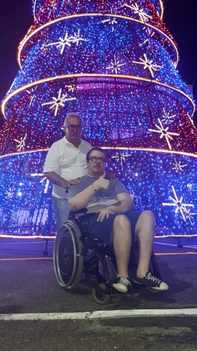 Imagem ilustrativa da imagem Pai e filho prestigiam mais um Natal Iluminado juntos