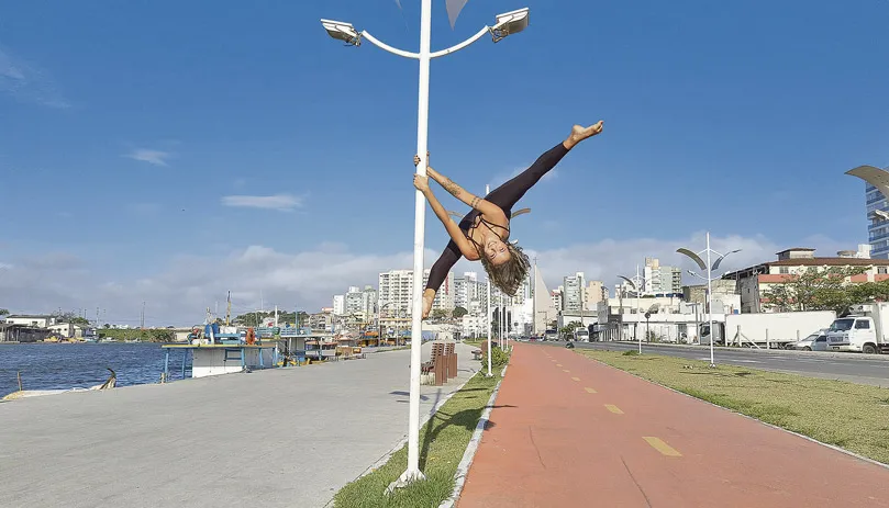 Imagem ilustrativa da imagem Desafios da dança no poste nas ruas de Guarapari