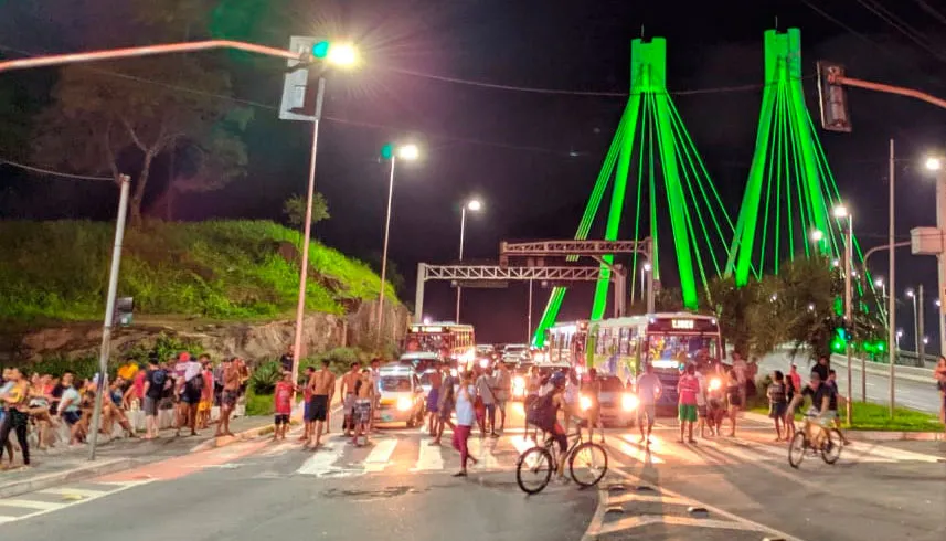 Imagem ilustrativa da imagem Protesto na Ponte da Passagem complica o trânsito em Vitória