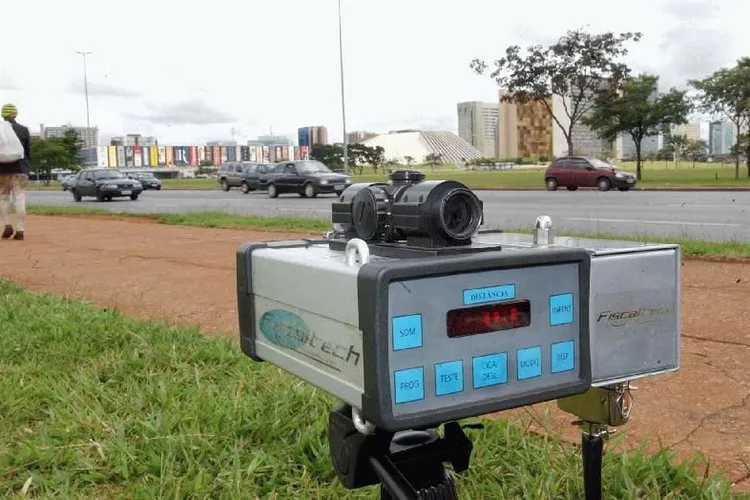 Imagem ilustrativa da imagem Justiça determina que PRF volte a usar radares móveis em rodovias