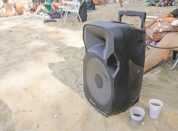 Imagem ilustrativa da imagem Levar caixa de som para Carnaval vai render multa de até R$ 8 mil a folião