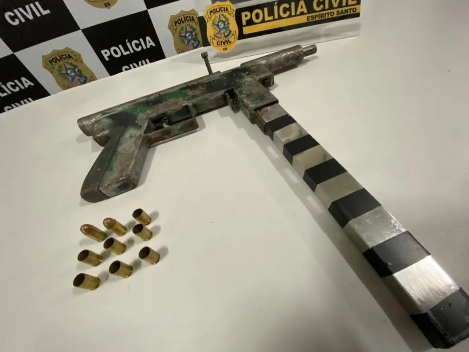 Imagem ilustrativa da imagem Suspeito de tráfico de drogas é preso com submetralhadora