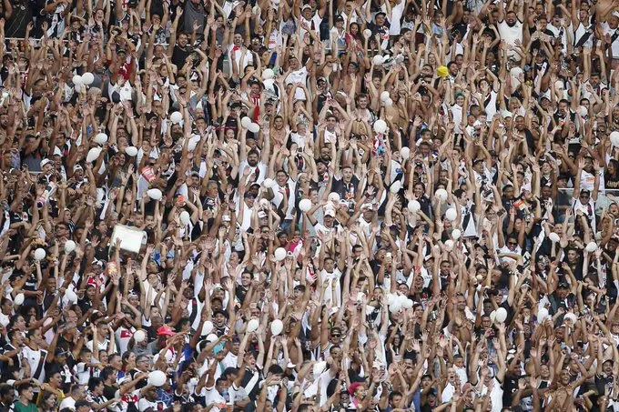 Imagem ilustrativa da imagem Vasco empata com a Chapecoense em Maracanã lotado