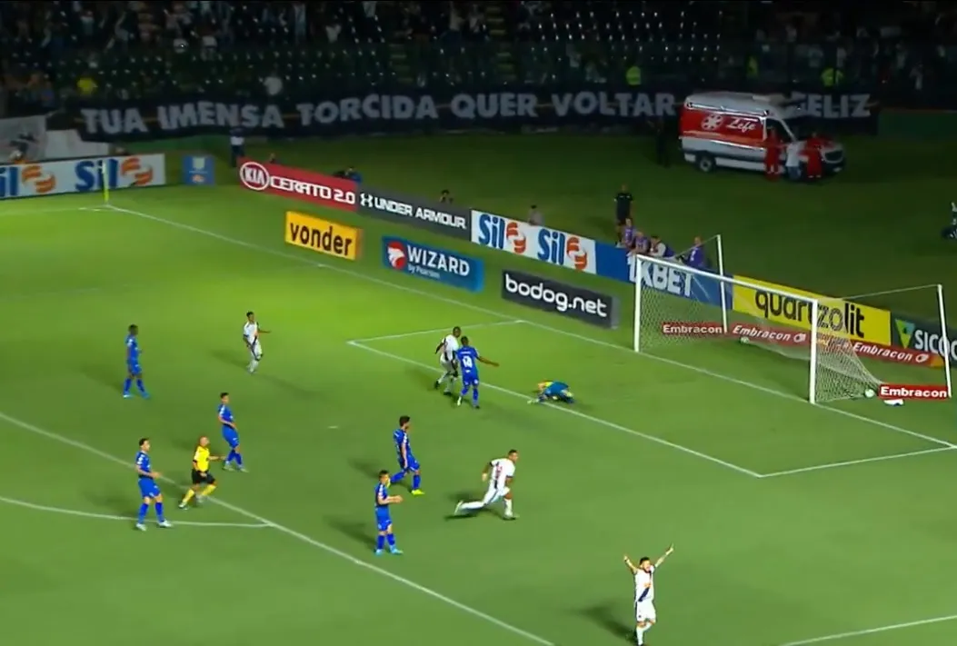 Imagem ilustrativa da imagem Vasco vence em jogo polêmico e afunda Cruzeiro na luta contra rebaixamento. Veja gol