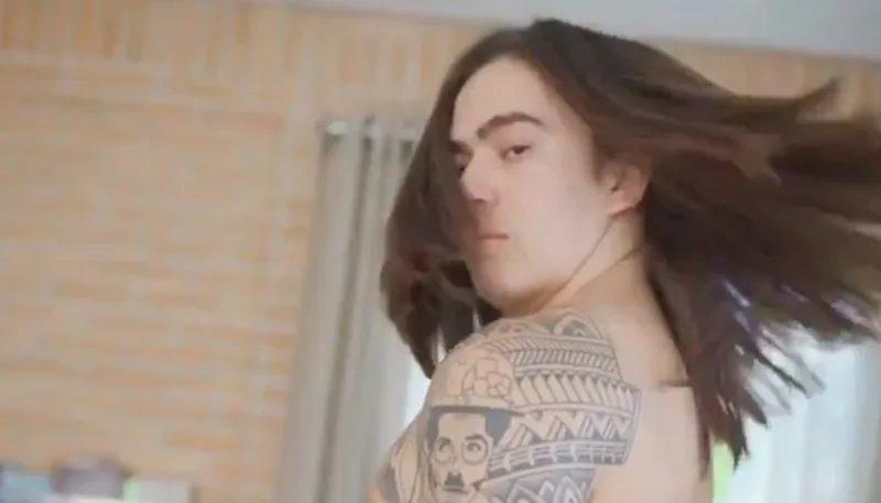 Imagem ilustrativa da imagem Whindersson Nunes sensualizando com seus cabelos é o tuíte mais curtido do ano