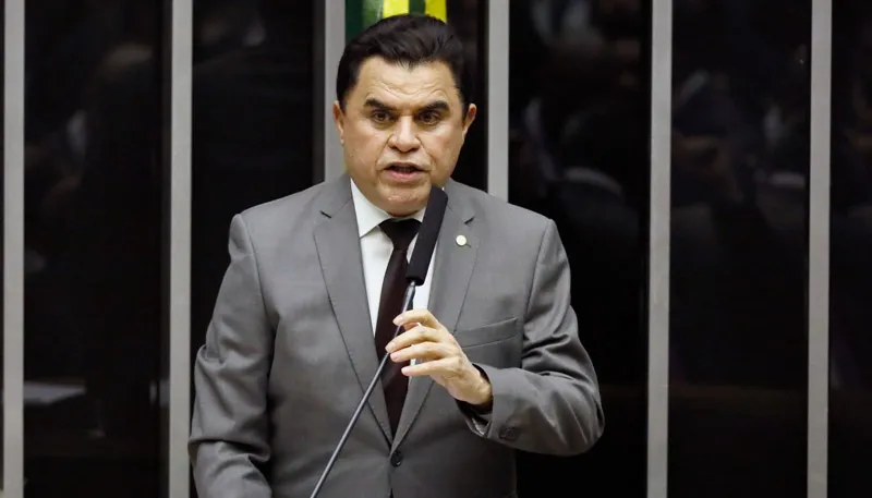 Imagem ilustrativa da imagem Polícia encontra celular de deputado federal escondido em caixa de remédio