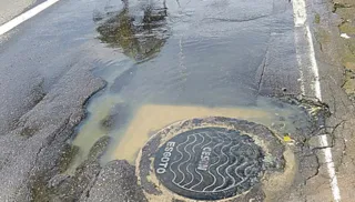 Imagem ilustrativa da imagem Rede de esgoto vaza em rua em Santana