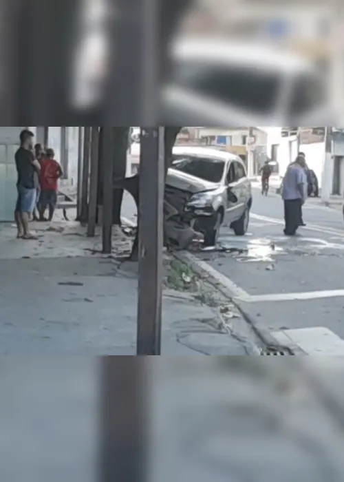 Imagem ilustrativa da imagem Motorista fica ferido após bater em árvore em Vila Velha