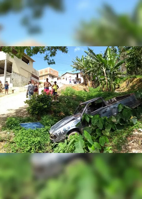 Imagem ilustrativa da imagem Criança morre após carro derrapar em ladeira e capotar em Cariacica