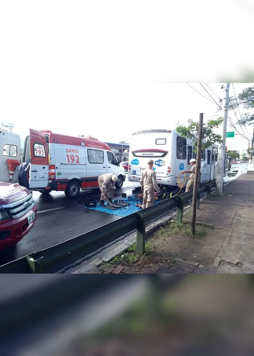 Imagem ilustrativa da imagem Jovem bate motocicleta em ônibus e fica preso às ferragens em Vitória