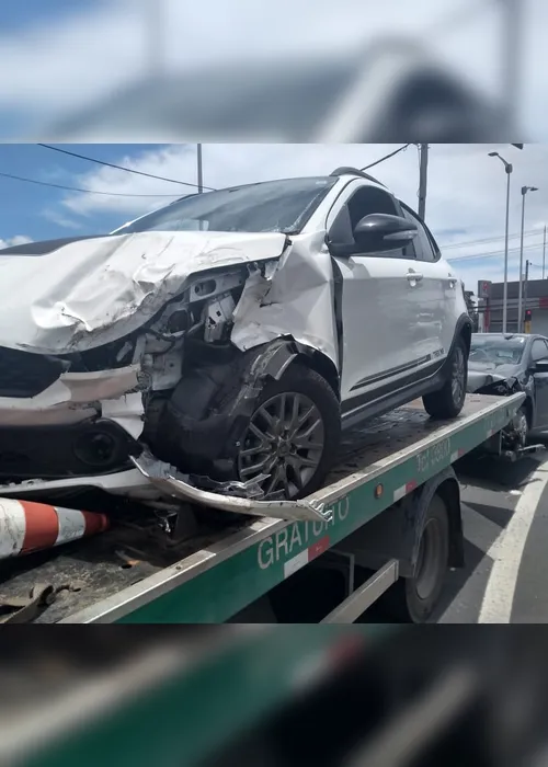 Imagem ilustrativa da imagem Acidente entre carreta e dois carros interdita BR-101