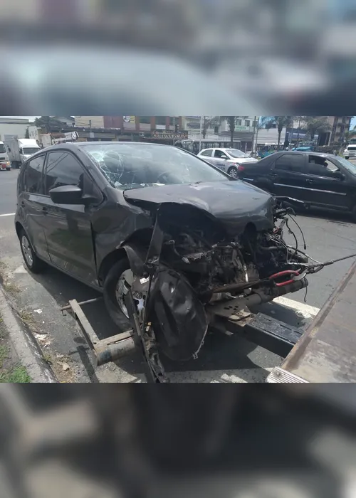 Imagem ilustrativa da imagem Acidente entre carreta e dois carros interdita BR-101