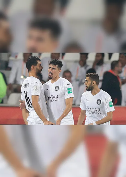 Imagem ilustrativa da imagem Time de Xavi perde gols e sofre com azarão, mas vence e segue no Mundial