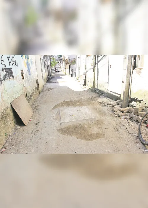 
          Imagem ilustrativa da imagem Rua fica inundada de esgoto
          