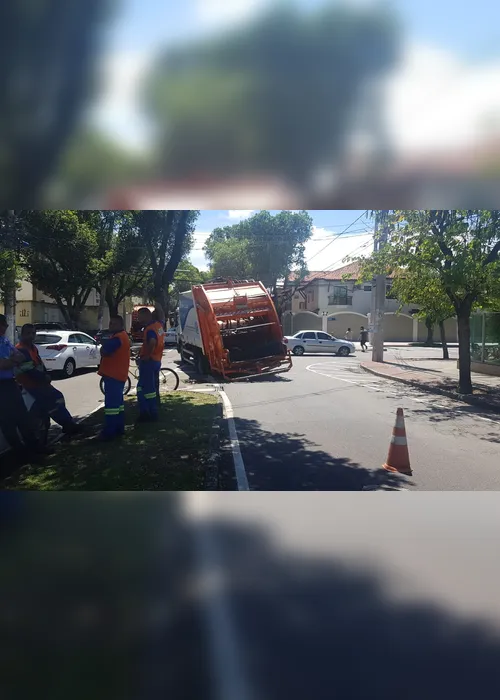Imagem ilustrativa da imagem Asfalto cede e caminhão de lixo fica preso ao chão na Mata da Praia