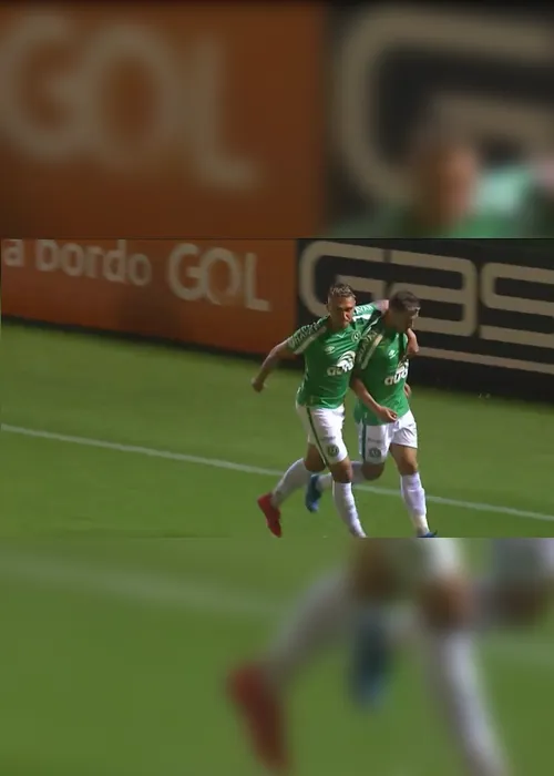 Imagem ilustrativa da imagem Chapecoense vence e rebaixa CSA para a Série B do Brasileiro. Veja gols