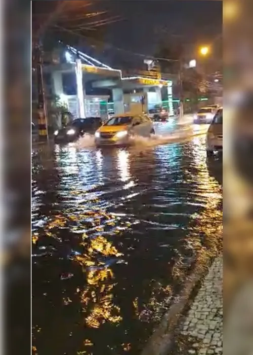 Imagem ilustrativa da imagem Chuva forte durante a madrugada deixa ruas alagadas