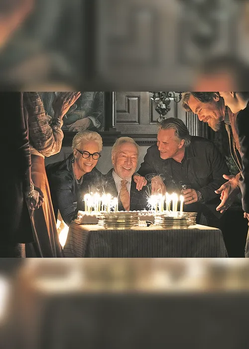 Imagem ilustrativa da imagem Suspense com time de bonitões em "Entre Facas e Segredos"