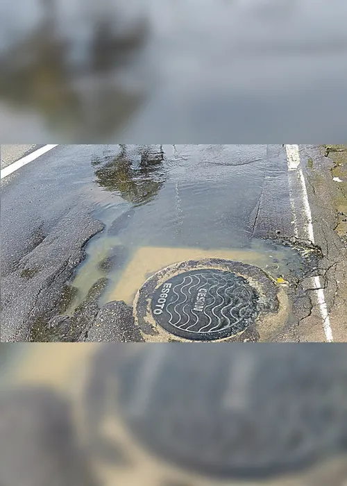 
          Imagem ilustrativa da imagem Rede de esgoto vaza em rua em Santana
          