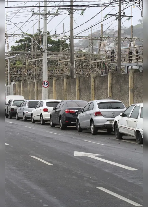 Imagem ilustrativa da imagem Motoristas ignoram lei e estacionam na Leitão da Silva