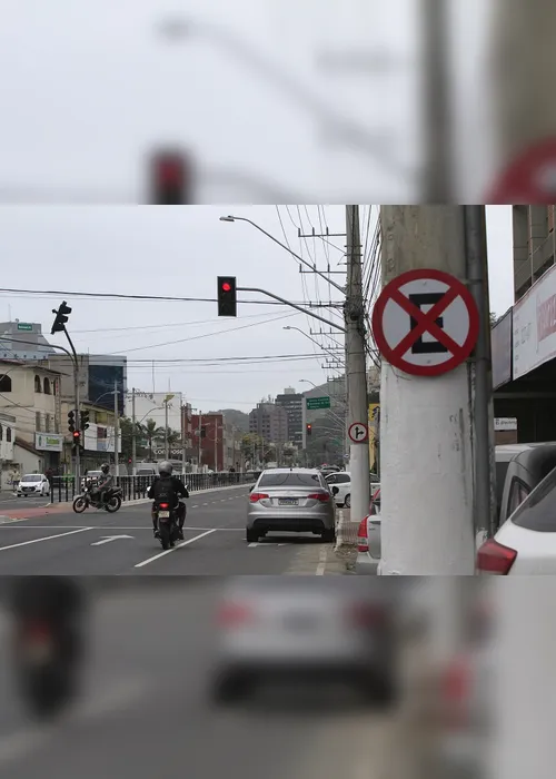 Imagem ilustrativa da imagem Motoristas ignoram lei e estacionam na Leitão da Silva