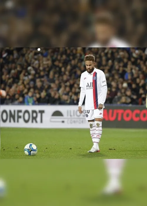 Imagem ilustrativa da imagem Livre de lesões e afastado de problemas fora de campo, Neymar tenta liderar PSG