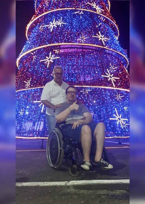 Imagem ilustrativa da imagem Pai e filho prestigiam mais um Natal Iluminado juntos