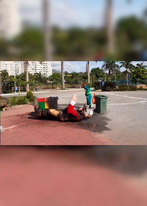 Imagem ilustrativa da imagem Crianças colocam fogo em "Papai Noel" do Parque da Cidade, na Serra