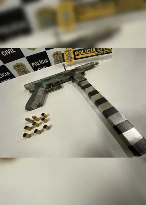 Imagem ilustrativa da imagem Suspeito de tráfico de drogas é preso com submetralhadora