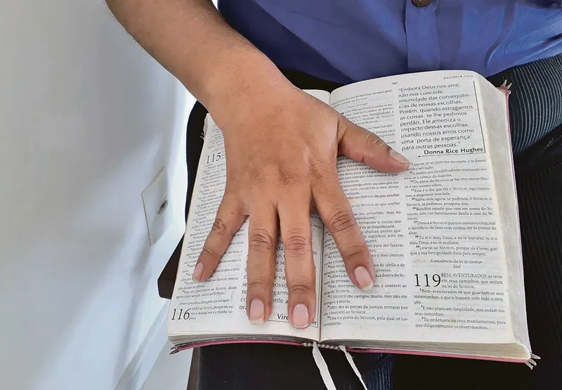 Administradora mãe das meninas vítimas de abuso por um pastor, segura a Bíblia e diz que o relato de uma vítima nunca deve ser contestado