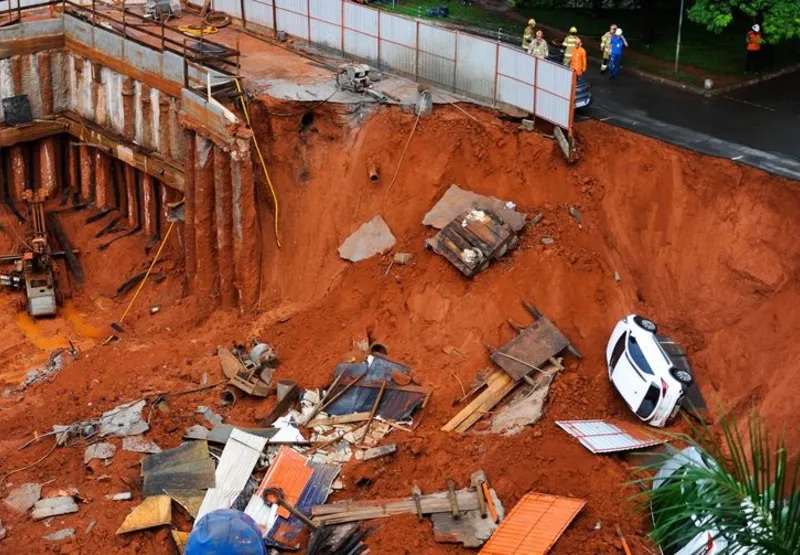Uma cratera se abriu na Asa Sul, em Brasília após um deslizamento de terra
