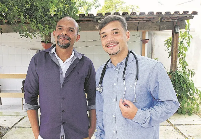 O enfermeiro Genivaldo de Siqueira, de 46 anos, dono de uma casa de repouso em Jacaraípe, na Serra, e seu filho, Breno Lucas de Souza, 21