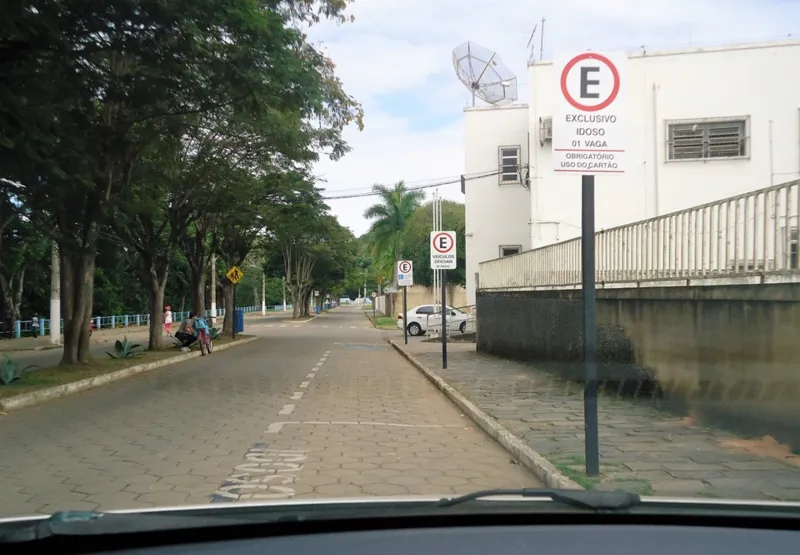 Os veículos estacionados nas vagas reservadas para idosos devem exibir a credencial no painel
