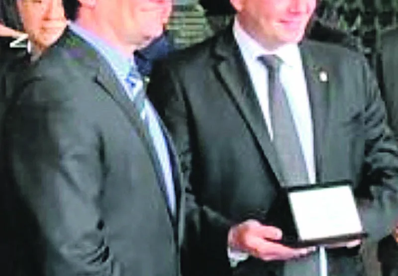 Fabio Lepique, em nome do prefeito Bruno Covas, recebe homenagem de Sergio Moro.