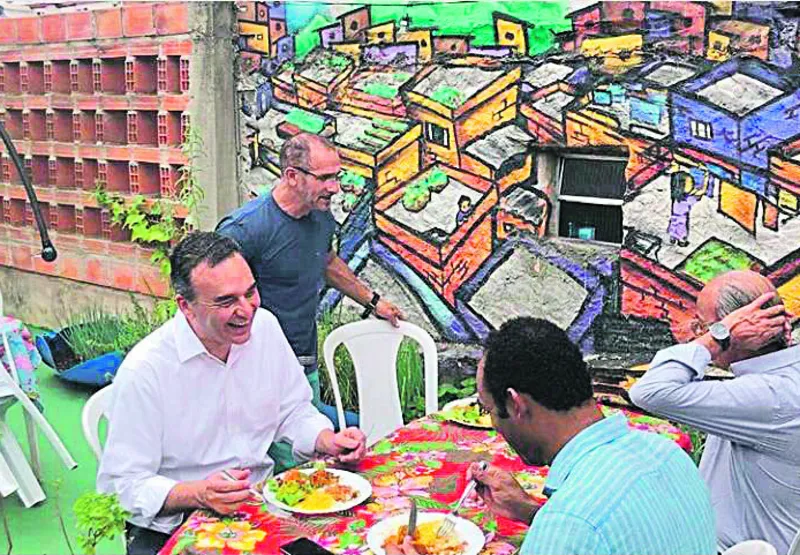 Flavio Amary, secretário da Habitação de São Paulo, visitou Paraisópolis com o líder comunitário Gilson Rodrigues