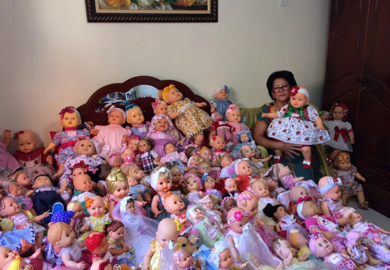 A costureira de 67 anos neste ano doará quase 200 bonecas.