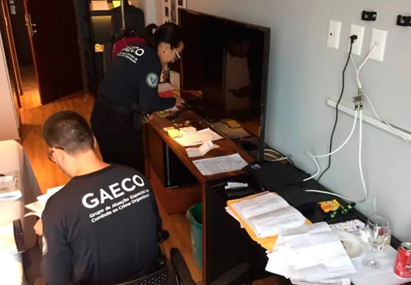 Agentes do Gaeco analisam um dos escritórios da empresa
