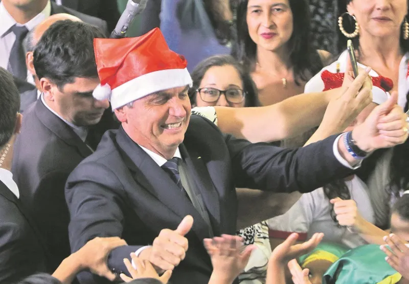 Presidente Jair Bolsonaro distribuiu presentes a crianças no Palácio do Planalto, durante cerimônia de “cantata natalina”.