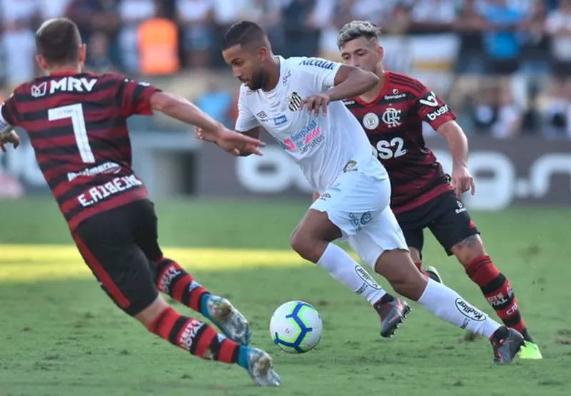 Lateral Jorge disputa bola com Arrascaeta e Éverton Ribeiro