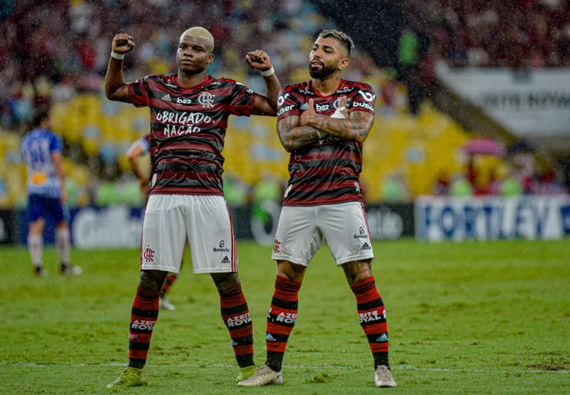Lincoln e Gabigol comemoram um dos gols contra o Avaí