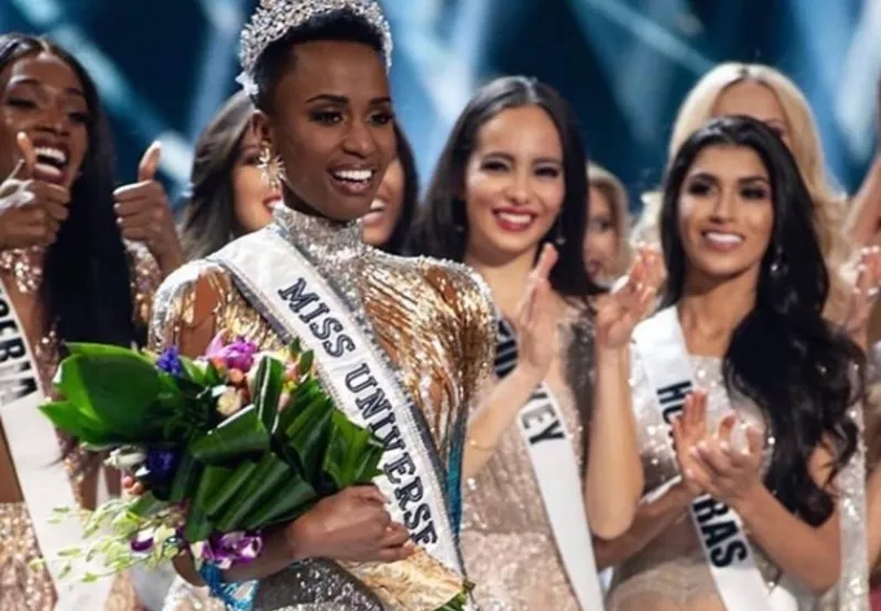 Zozibini Tunzi, 25, foi eleita na noite neste domingo (8) a Miss Universo 2019.